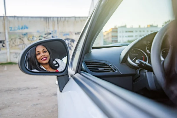 Krásná usmívající se Afroameričanka uvnitř auta — Stock fotografie