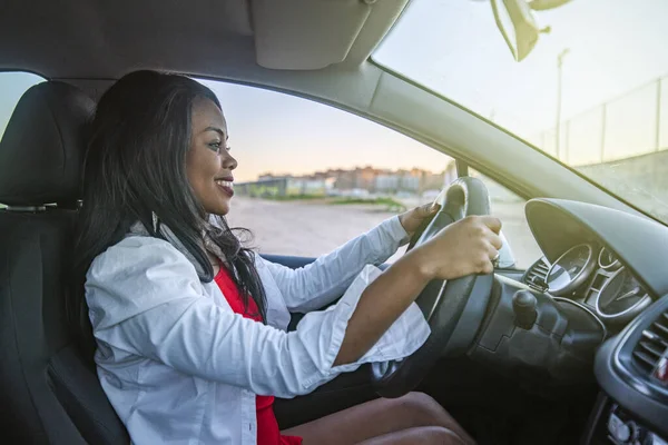 Krásná usměvavá afroamerická žena řídí auto Stock Fotografie