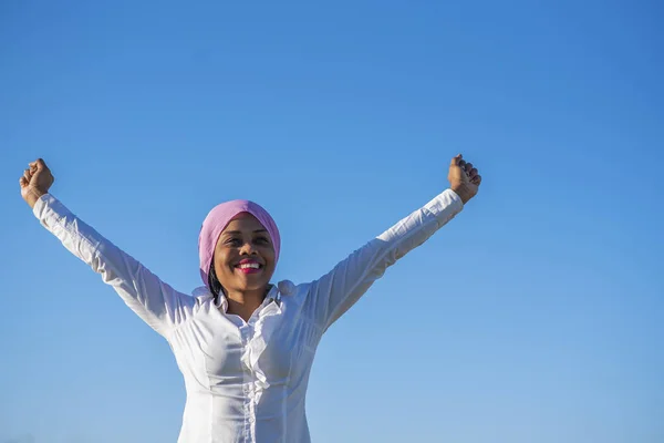 Çok gülümseyen Afro-Amerikan kadın kollarını kaldırıyor. — Stok fotoğraf