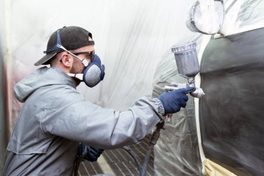 Korumaların işi araba gövdelerinin ya da kapakların onarımıdır. 