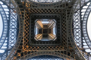 Eyfel Kulesi 'nin alt merkez noktasından görüntüsü