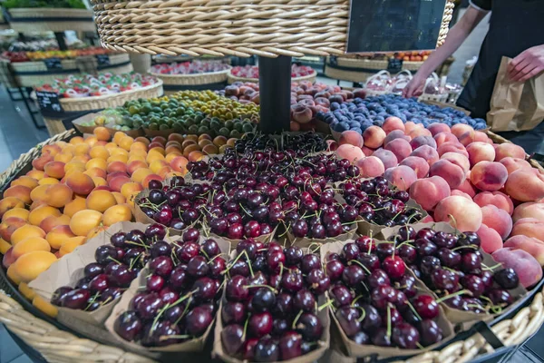 Gyümölcskosár Osztva Egyik Oldalon Cseresznye Másik Oldalon Őszibarack Különböző Típusú Jogdíjmentes Stock Fotók