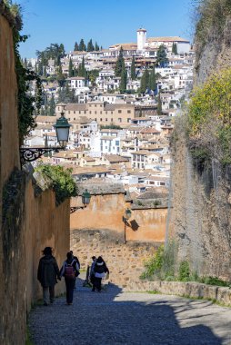 Tipik Endülüs evlerinden oluşan bir holdingde sona eren