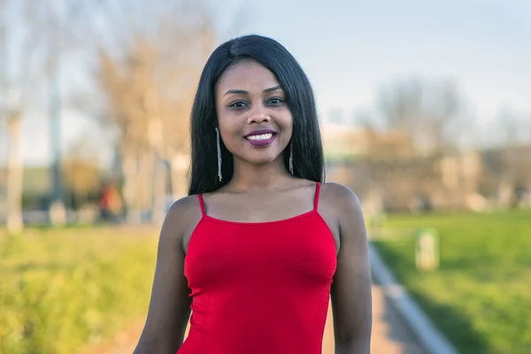 Mujer Piel Oscura Pelo Negro Posando Vestido Rojo Zapatos Parque — Foto de Stock