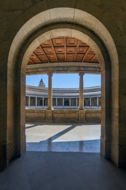 Birçok sütun ve iki kattan oluşan daire şeklinde bir saray.