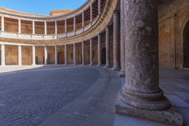 Birçok sütun ve iki kattan oluşan daire şeklinde bir saray.