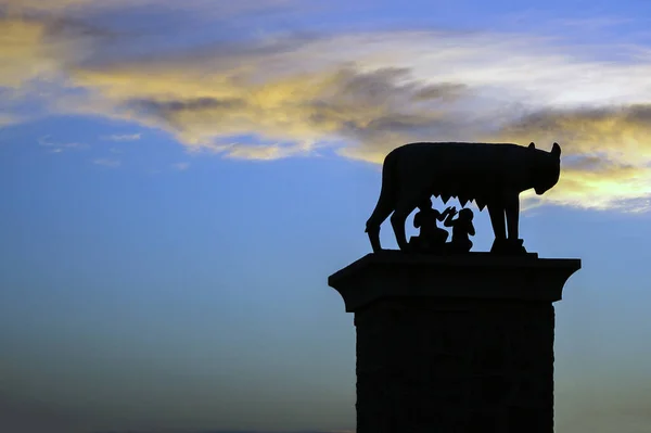 Estatua Rómulo Remo Sobre Pedestal Retroiluminado Con Cielo Muy Hermoso — Foto de Stock
