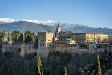 Alhambra Sarayı ve Charles V 'in panoramik manzarası bitki örtüsü ve karlı dağların arka planıyla, 
