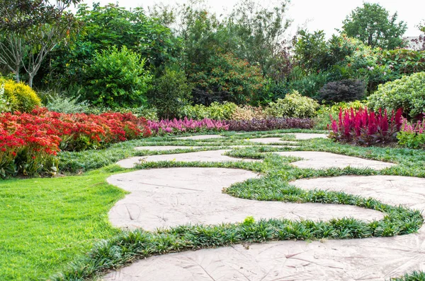 Paesaggio in giardino. Il sentiero nel giardino. — Foto Stock