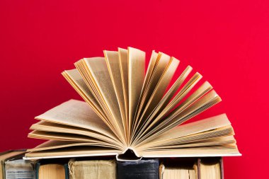 Açık kitap, ciltli kitap yığını. Okula dönüş. Kopya alanı