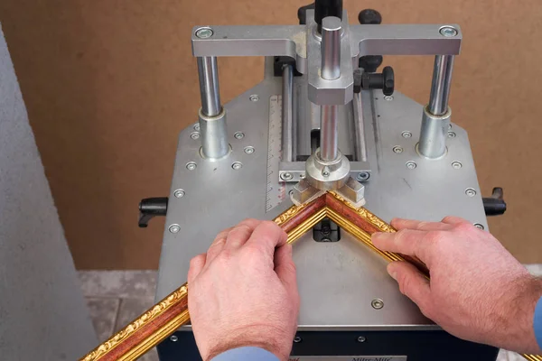 Handwerker arbeitet an Rahmen im Frameshop. — Stockfoto