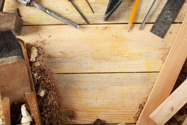 Timmerman tools op houten tafel achtergrond. Bovenaanzicht. Kopiëren van ruimte — Stockfoto