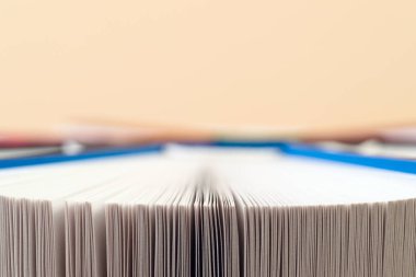 Açık kitap, ciltli kitap yığını. Okula dönüş.