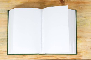 Ahşap masa üzerinde açık bir kitap. Okula dönüş. Kopya alanı