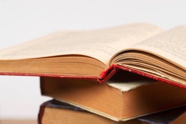 Açık kitap, ciltli kitap yığını. Okula dönüş.