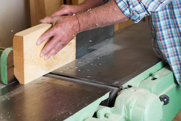 Timmerman gereedschap op houten tafel met zaagsel. Cirkelzaag. — Stockfoto