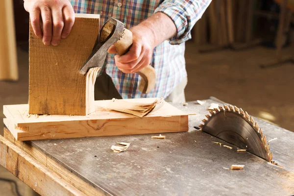 Ferramentas de carpinteiro em mesa de madeira com serragem. Serra circular. — Fotografia de Stock