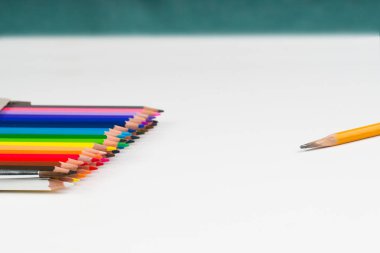 Beyaz kağıt kutusunda çok renkli pensils.