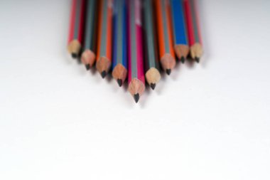 Beyaz kağıt üzerine çok renkli pensils. Okula dönüş.