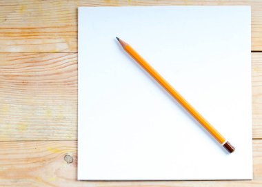 Ahşap bir masa üzerinde kalem. Okula dönüş