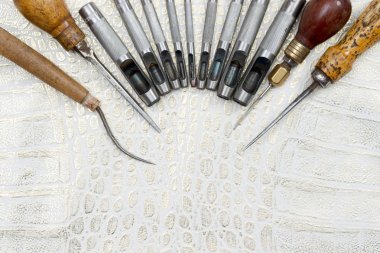 Deri el sanatları araçlar arka plan üzerinde. Usta çalışma masası.