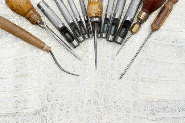 Herramientas artesanales de cuero sobre fondo. Escritorio de trabajo artesano . — Foto de Stock