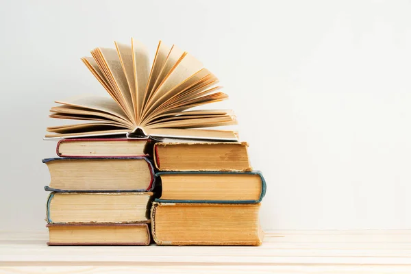 Libro abierto, pila de libros de tapa dura sobre mesa de madera. De vuelta a la escuela. Copiar espacio —  Fotos de Stock