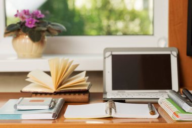 Bilgisayar, malzemeleri, çiçek ile ofis resepsiyon masası. Metin için yer kopyalayın