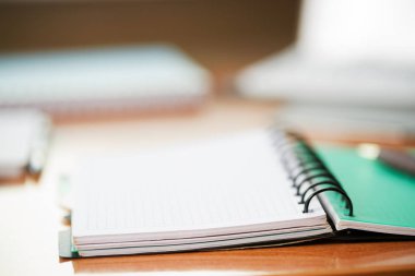 Ofis resepsiyon masası ile bilgisayar, sağlar. Metin için yer kopyalayın