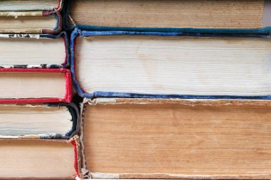 Ciltli kitapların yığınına yakın çekim. Okula dönüş. Kopya alanı