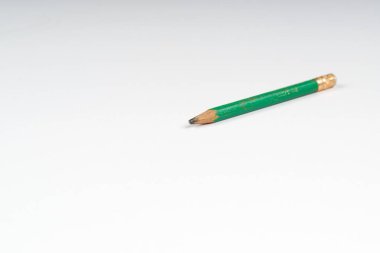 Beyaz kağıt üzerinde pensil. Okula dönüş.