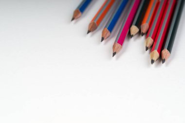 Beyaz kağıt üzerine çok renkli pensils. Okula dönüş.