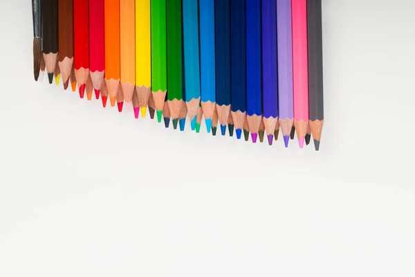 在白纸上的五彩的 pensils。回到学校. — 图库照片