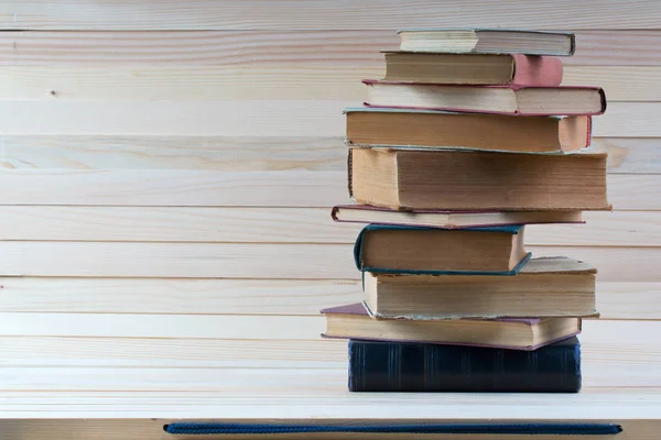 Trave inbundna böcker på träbord. Tillbaka till skolan. — Stockfoto