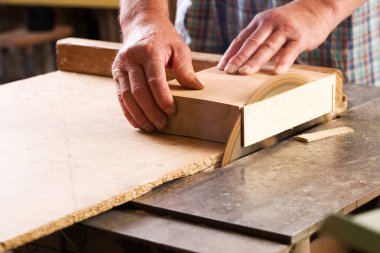 Ahşap masada talaşlı marangoz aletleri. Dairesel Testere.