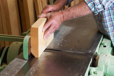 Ahşap masada talaşlı marangoz aletleri. Dairesel Testere.