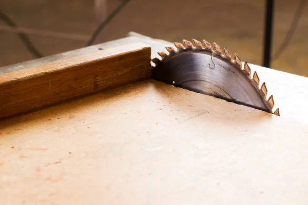 Snickarverktyg på träbord med sågspån. Cirkelsåg. — Stockfoto