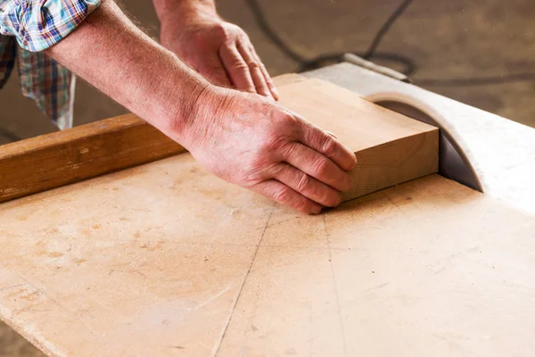 Herramientas de carpintería sobre mesa de madera con serrín. Sierra circular. —  Fotos de Stock