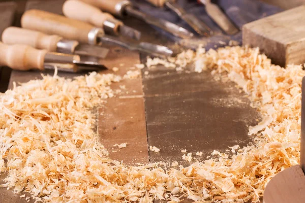 Timmerman gereedschap op houten tafel met zaagsel. Cirkelzaag. — Stockfoto