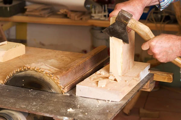 Timmerman gereedschap op houten tafel met zaagsel. Cirkelzaag. — Stockfoto