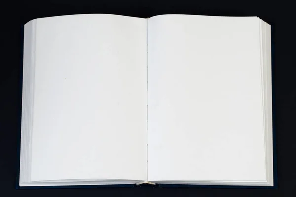 Öppen bok på träbord. — Stockfoto