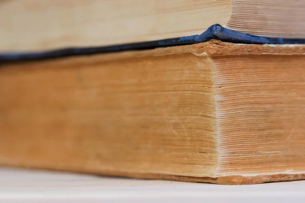 Empilement de livres sur table en bois. Retour à l'école . — Photo