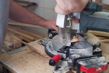 Ahşap masada talaşlı marangoz aletleri. Dairesel Testere.