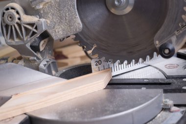 Ahşap masada talaşlı marangoz aletleri. Dairesel Testere.