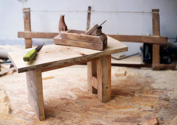 Herramientas de carpintería sobre fondo de mesa de madera. Copiar espacio — Foto de Stock