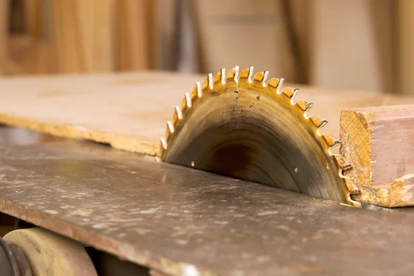 ほこりを持つ木製のテーブルの上の大工道具。サーキュラー・ソー。大工の職場のトップビュー — ストック写真