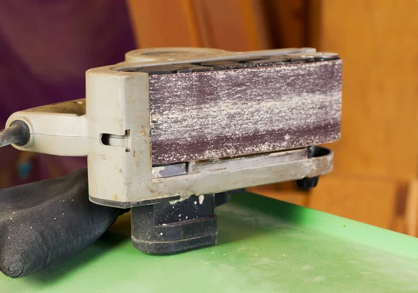 Talaş ile ahşap masa üstünde alet marangoz. Marangoz workplac