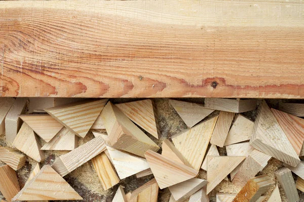 Timmerman tools op houten tafel met zaagsel. — Stockfoto