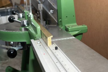 Frameshop çerçevesinde çalışan usta.