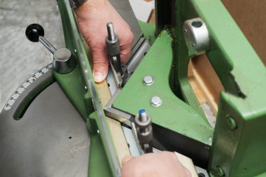 Frameshop çerçevesinde çalışan usta.